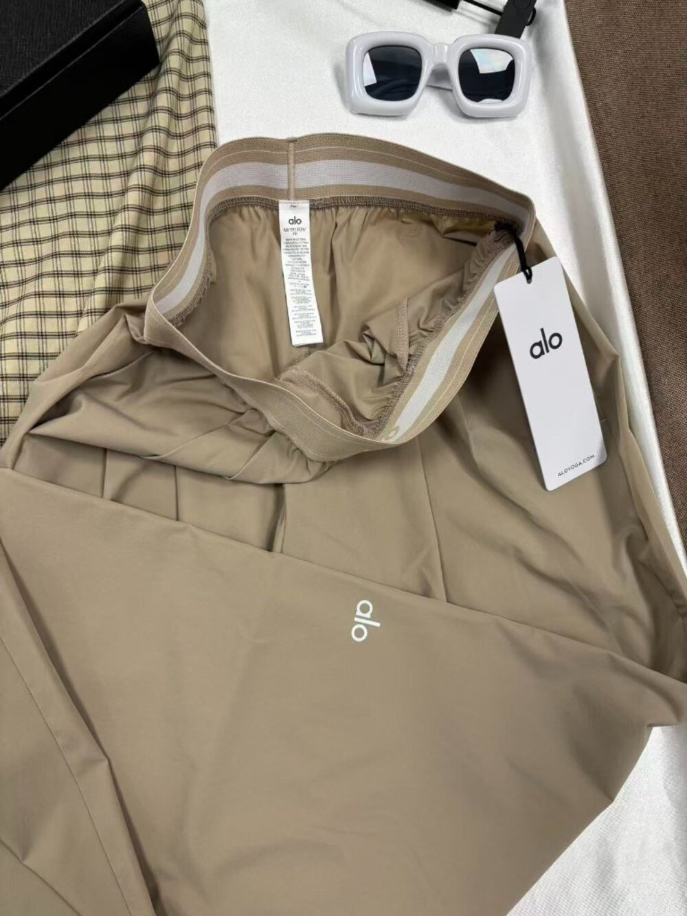 🎑Brand new with tags Alo Yoga Suit Up Trousers gravel color (Regular) loose fit - Picture 4 of 8